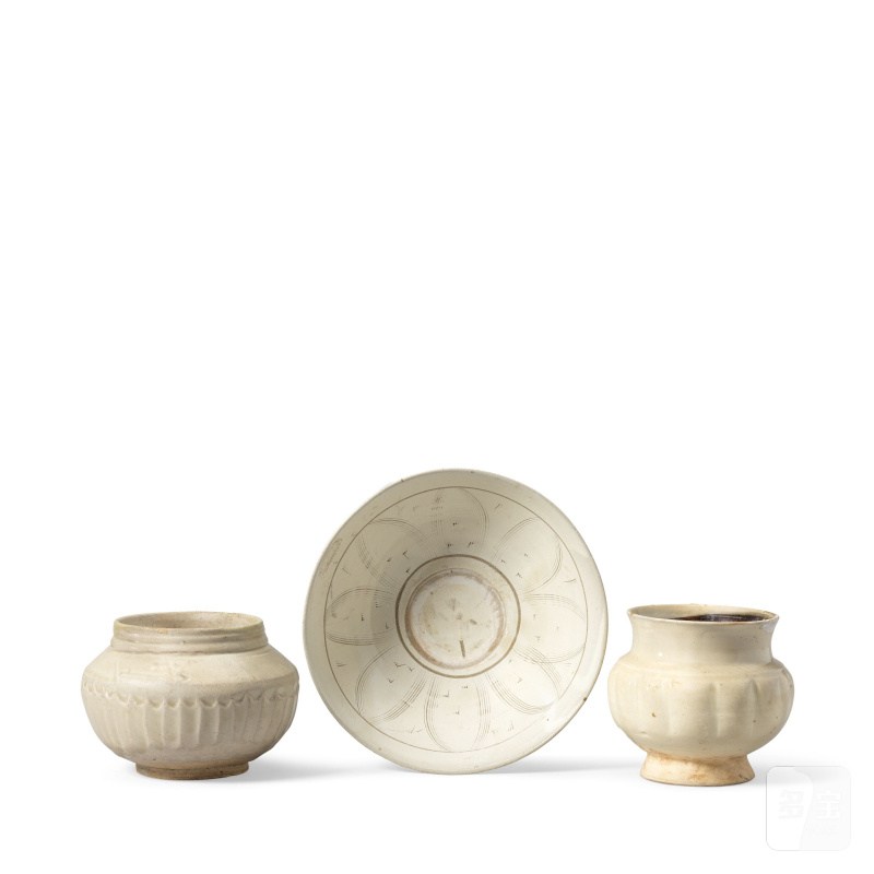 十一至十四世紀 磁州窯系盌、米白釉罐及灰釉罐 | A CIZHOU-TYPE BOWL, A CREAM-GLAZED JAR AND A GREYISH-GLAZED JAR - 图3